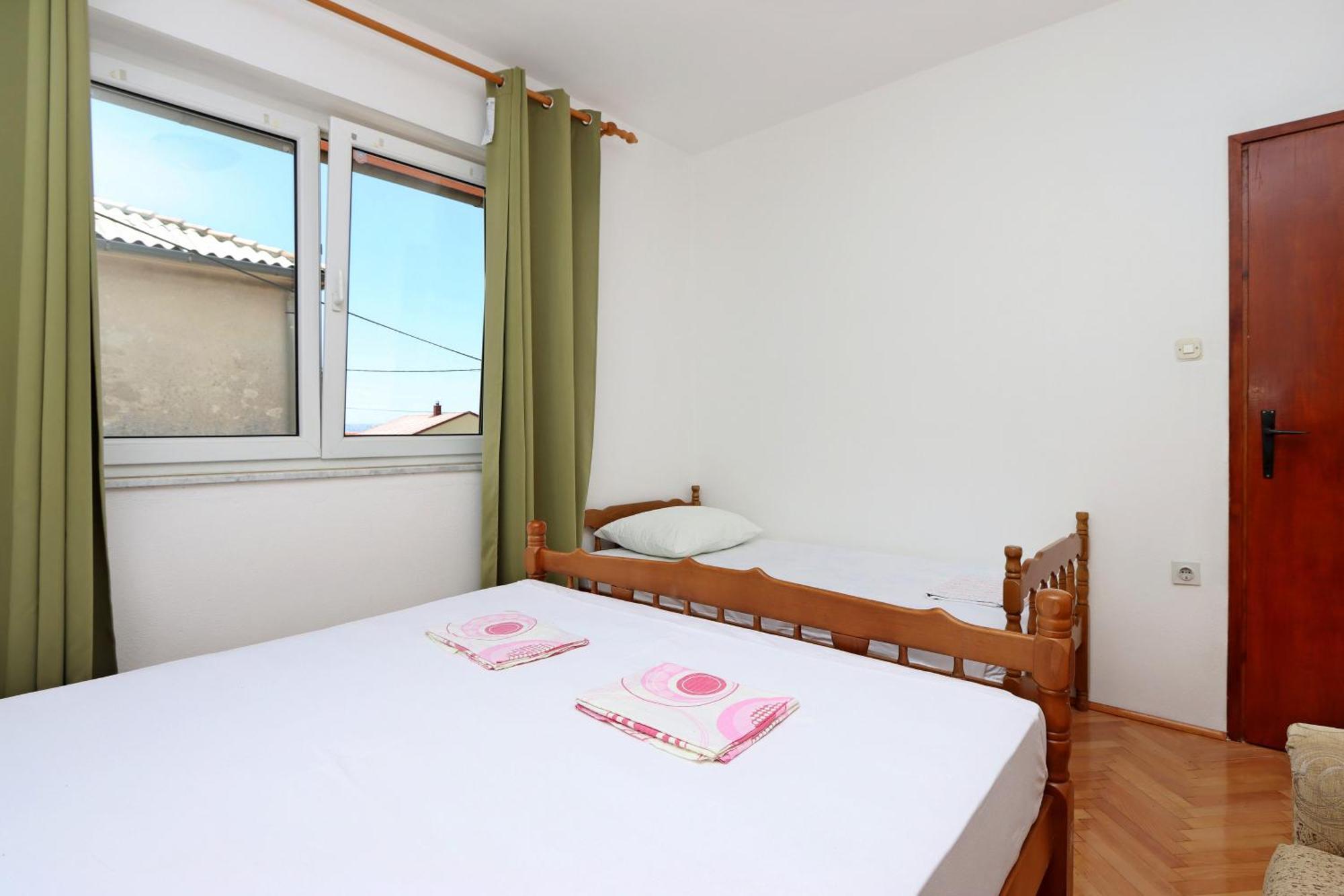 Apartments With A Parking Space Senj - 5571 Стая снимка