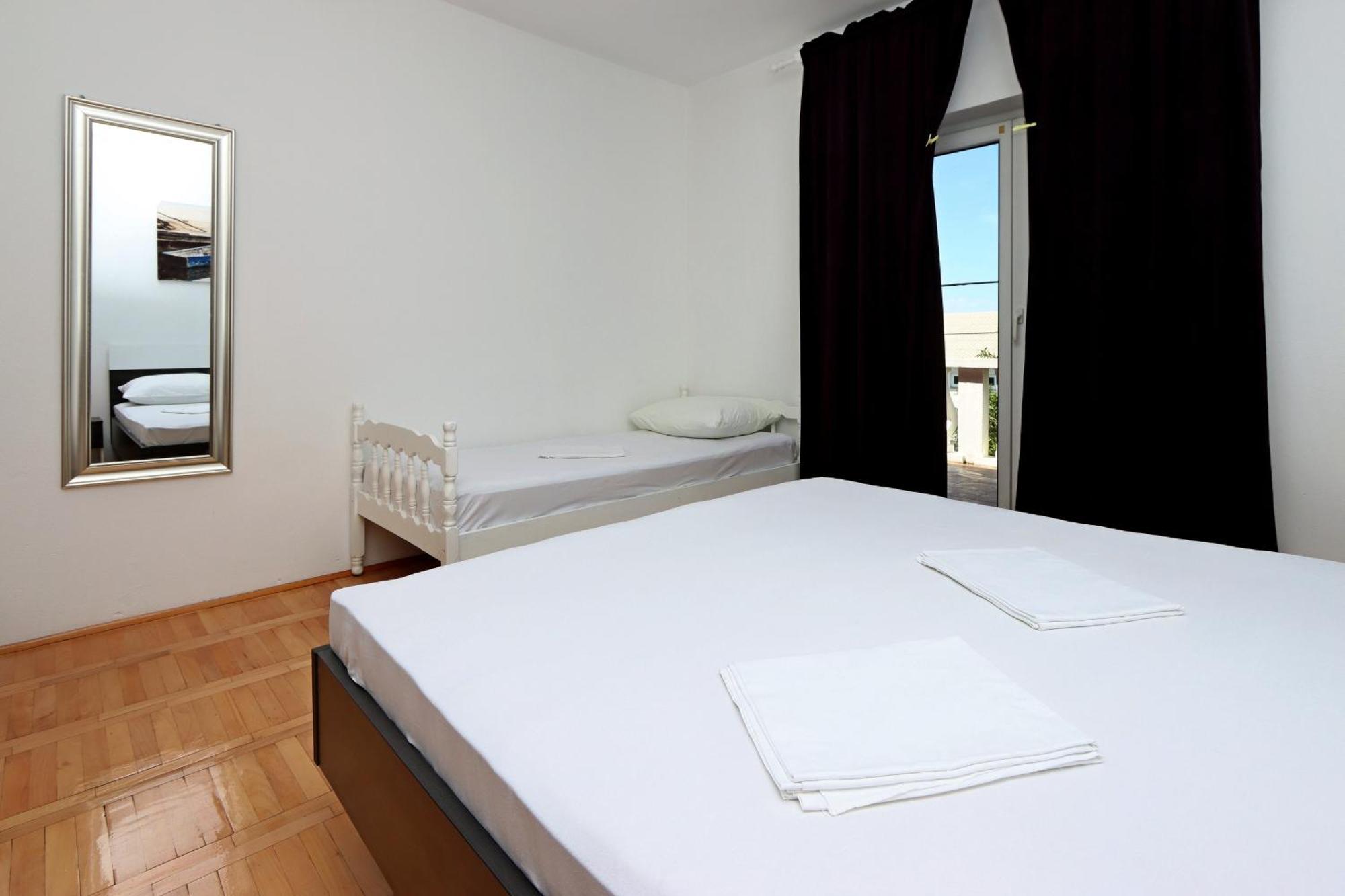 Apartments With A Parking Space Senj - 5571 Стая снимка